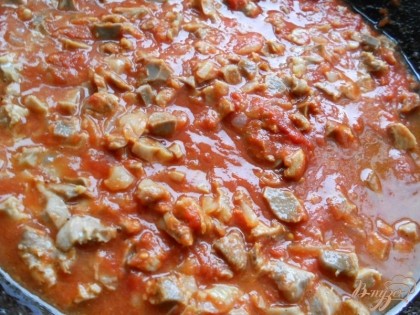 Добавляем томатную пасту, вливаем томат, добавляем итальянские травы и тушим соус минут 10 на небольшом огне. В конце добавляем измельченный чеснок. Выключаем газ.