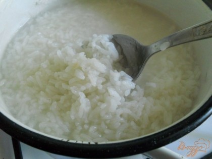 Рис отвариваем до полуготовности, промываем холодной водой.