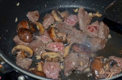 На сковороде обжарить грибы с чесноком. Добавить гамбургер порезанный. Затем сливки. Тушить примерно 8 мин.