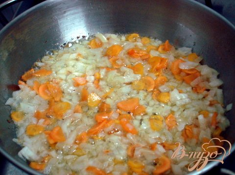 Вторую луковицу и морковь мелко порезать.Поставить их пассероваться на растительном масле.