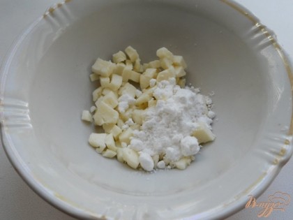 Сыр смешать с сахарной пудрой и ванилином.