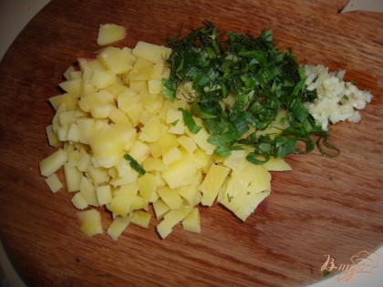 Теперь картофель, зелень и чеснок мелко нарезаем. Заправляем оливковым маслом, солью перцем, мешаем. Начинка для свеклы готова.