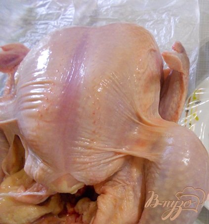 Курятину порезать на кусочки, посолить по вкусу, добавить горчицу и соус (натуральный), перемешать и промариновать около часа.