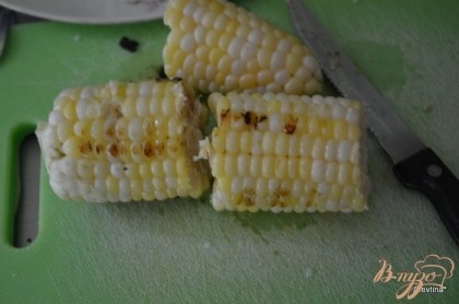 Отгрилить кукурузные початки для готовности. Или можно просто отварить. Разрезать на части или оставить целиком.