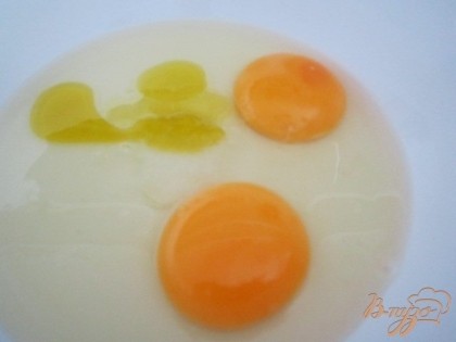 Яйца, оливковое масло, щепотка соли хорошо размешать.Влить теплую воду.