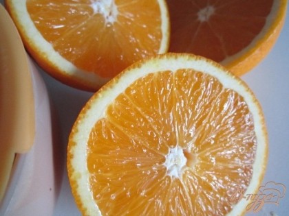 Из апельсин выжать сок.