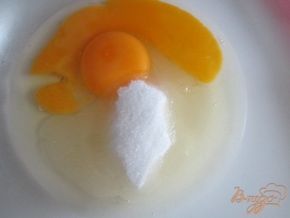 Яйца взбить с сахаром и щепоткой соли, влить молоко.
