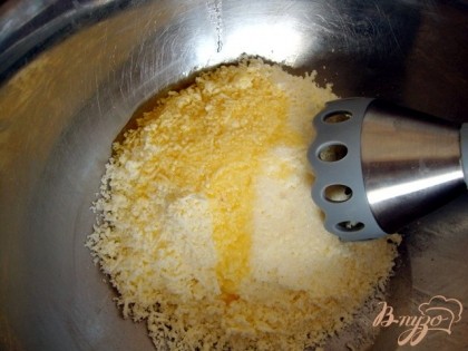 В протёртый блендером творог добавляем жидкий мёд, сгущёнку, ванильный сахар и перемешиваем.