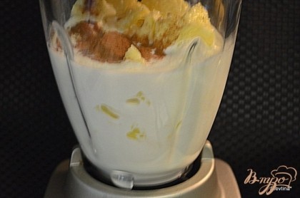 Молоко, мороженое, ломтики ананаса и корицу положить в блендер и взбить до мягкого состояния на скорости.