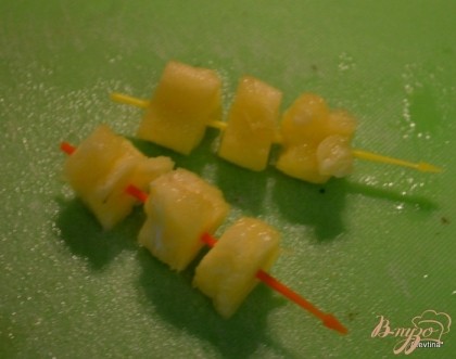 На шпажки можно на низать ломтики ананаса,вырезать ножом или использовать мини формочки.