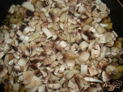 Добавить к грибам измельченную кубиками мякоть баклажана,посолить, поперчить и обжарить до готовности
