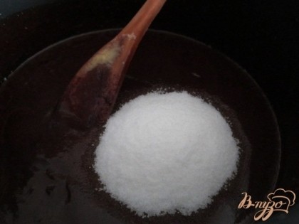 Растопить шоколад и сливочное масло, добавить сахар.