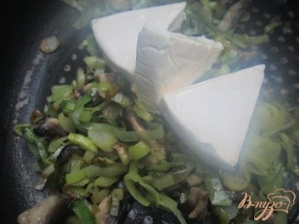 Кольца лука и грибы потушить на оливковом масле 5-7 мин. В конце добавить плавленный сыр и специи по вкусу.