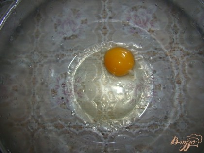 Взбить одно яйцо, добавить соль, перец