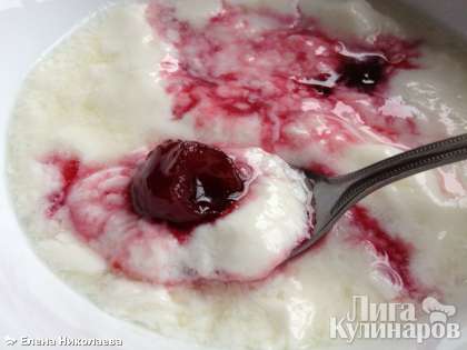 Поставьте в холодильник, так йогурт загустеет еще больше.  По вкусу можно добавить наполнители: например, вишневое варенье с ягодами.