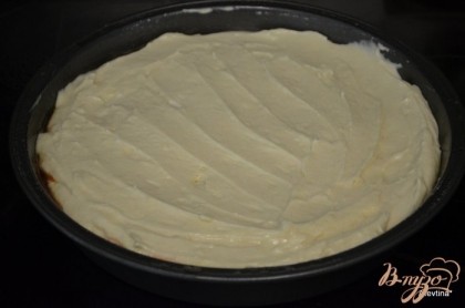 Вылить тесто в форму со сливами . Поставить в духовку на 50 мин.