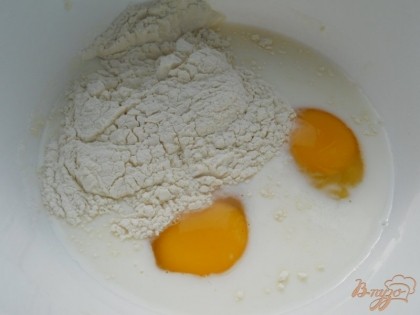Яйца смешать с молоком, просеянной мукой и гашеной содой.