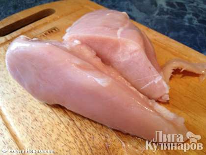 Филе куриной грудки промыть и обсушить.