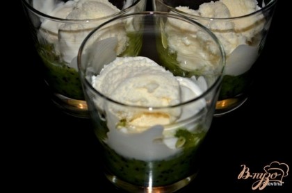 В небольшие стаканы с широким горлом слоями накладываем вначале киви пюре. Затем 2-3 шарика мороженого и ягодную смесь.