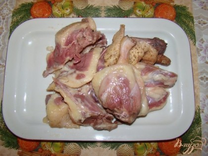 Мясо утки помыть обсушить и выложить в глубокую сковороду.