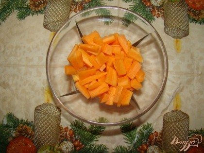 Нашинковать морковь мелкими брусочками.