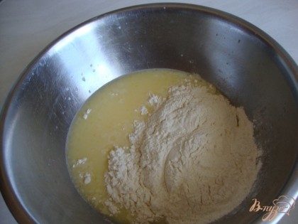В теплую воду даем соль, масло растительное и яйцо. Все продукты размешиваем и постепенно добавляя муку месим тесто. Тесто должно быть мягким.