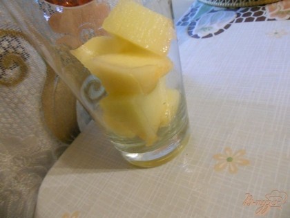 Нарезать дыню на кусочки, сложить в емкость для лимонада.