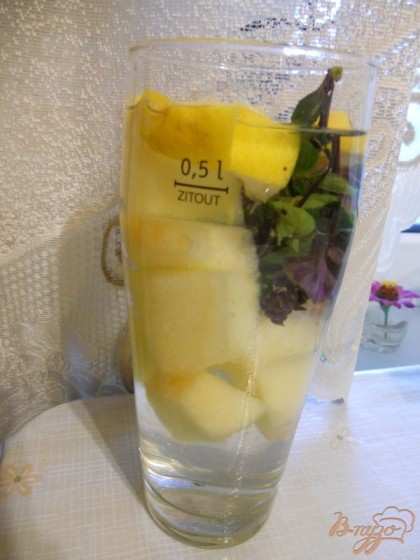 Нарезать лимон на небольшие кусочки и добавить ко всему остальному, залить минеральной водой.