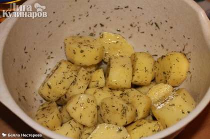 Очистить картофель, промыть, обсушить, порезать на крупные куски. Посолить, поперчить, добавить травы (орегано, розмарин), добавить растительное масло, все хорошо перемешать.