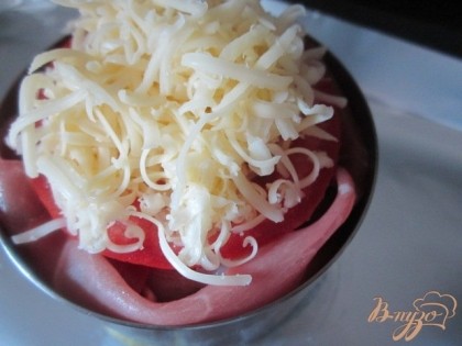 Накрыть кружочками томата и посыпать тертым сыром.Запечь в духовке (заранее разогреть до 180 гр) 15 мин.