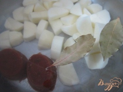 Картофель почистить, нарезать на кусочки и поставить вариться (2,5 л. воды)Добавить лавровый лист и бульонный концентрат.
