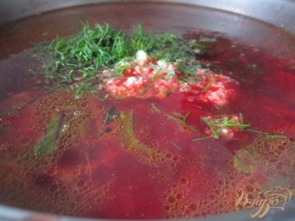 Когда суп будет готов добавить чеснок и зелень, соль и специи по вкусу.