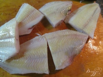 Чисти рыбу: снимаем с нее кожу и вынимаем внутриности. Режем ее на порционные кусочки.