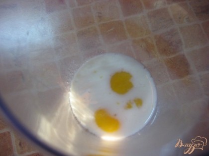 Яйца взбейте с молоком, можно просто вилкой, не обязательно использовать миксер. Посолите.