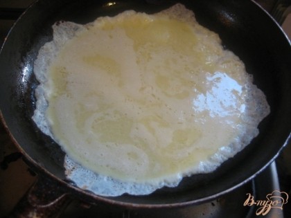 На хорошо разогретую сковороду с маслом вылейте смесь для омлета. Убавьте огонь и жарьте в течении 2-3 минут, затем аккуратно переверните на вторую сторону.