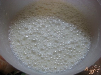 Добавить молоко, хорошо взбить вилкой и оставить на 30 минут, чтобы тесто немного расстоялось.