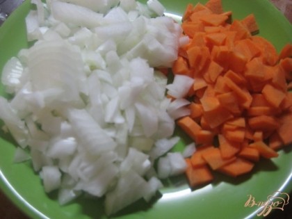 Лук и морковь так же очистить, вымыть и нарезать небольшими кубиками.