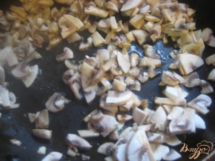 Грибы необходимо очистить и нарезать небольшими кубиками. Мыть грибы не нужно, так они впитают лишнюю влагу и получатся в итоге тушеными, а не жареными. Сковороду с маслом раскалить и выложить грибы. Посолить.