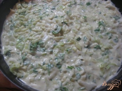Духовку включить на 200 градусов, форму для запекания смазать маслом, выложить капусту, нарезанную зелень и сверху вылить тесто.