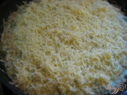 Поставить в духовку на 20 минут. По прошествии времени посыпать тертым сыром и убрать еще на 15 минут.