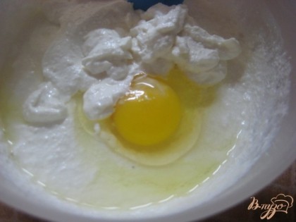 Затем ввести яйцо, хорошо перемешать и добавить ваниль. Включить духовку на 180 градусов.