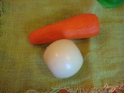 Лук и морковь очистить вымыть. Лук, если очень крупный, разрезать пополам, морковь нарезать крупными кружками.