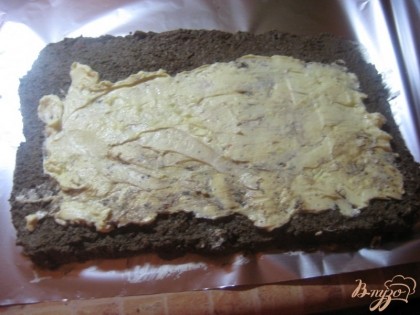 Затем на фольгу выложите печень слоем примерно 1,5 сантиметра. Разровняйте лопаточкой. Размягченное масло смешайте с листочками тимьяна и намажьте тонким слоем на паштет.