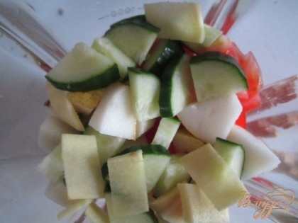 Овощи, грушу нарезать на кусочки и уложить в блендер.1 см. корня почистить , нарезать на кусочки и добавить к овощам.Взбить до однородной массы.