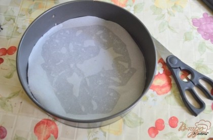 Разогреть духовку до 160 гр. Сбрызнуть или смазать форму круглую, разъемную. Выстелить бумагу на дно для выпечки.
