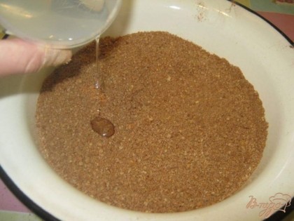 Сахар растворить в горячей воде и постепенно добавлять его к измельченному печенью, постоянно помешивая.