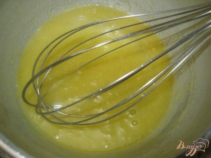 Для начинки сливочное масло, предварительно размягченное, взбить с сахарной пудрой.