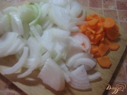Лук и морковь очистить, вымыть и нарезать полукольцами. Старайтесь как можно тоньше.