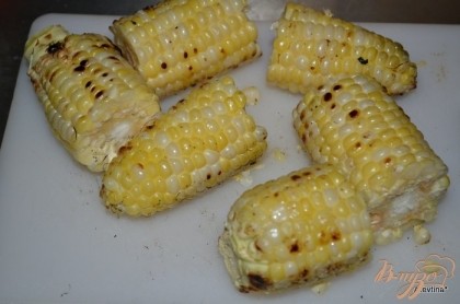 Готовую кукурузу можно разрезать на 3 части. У меня так дети к примеру лучше едят,чем целиком.