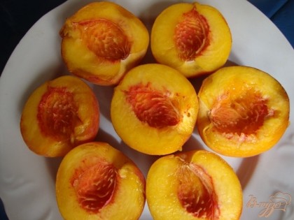 Персики хорошо промыть в теплой воде, затем каждый плод надрезать пополам и удалить косточку. Половинки персиков выложить на тарелку и посыпать сахаром, половины нормы. Персики положить в микроволновку на 1 мин. для их размягчения.